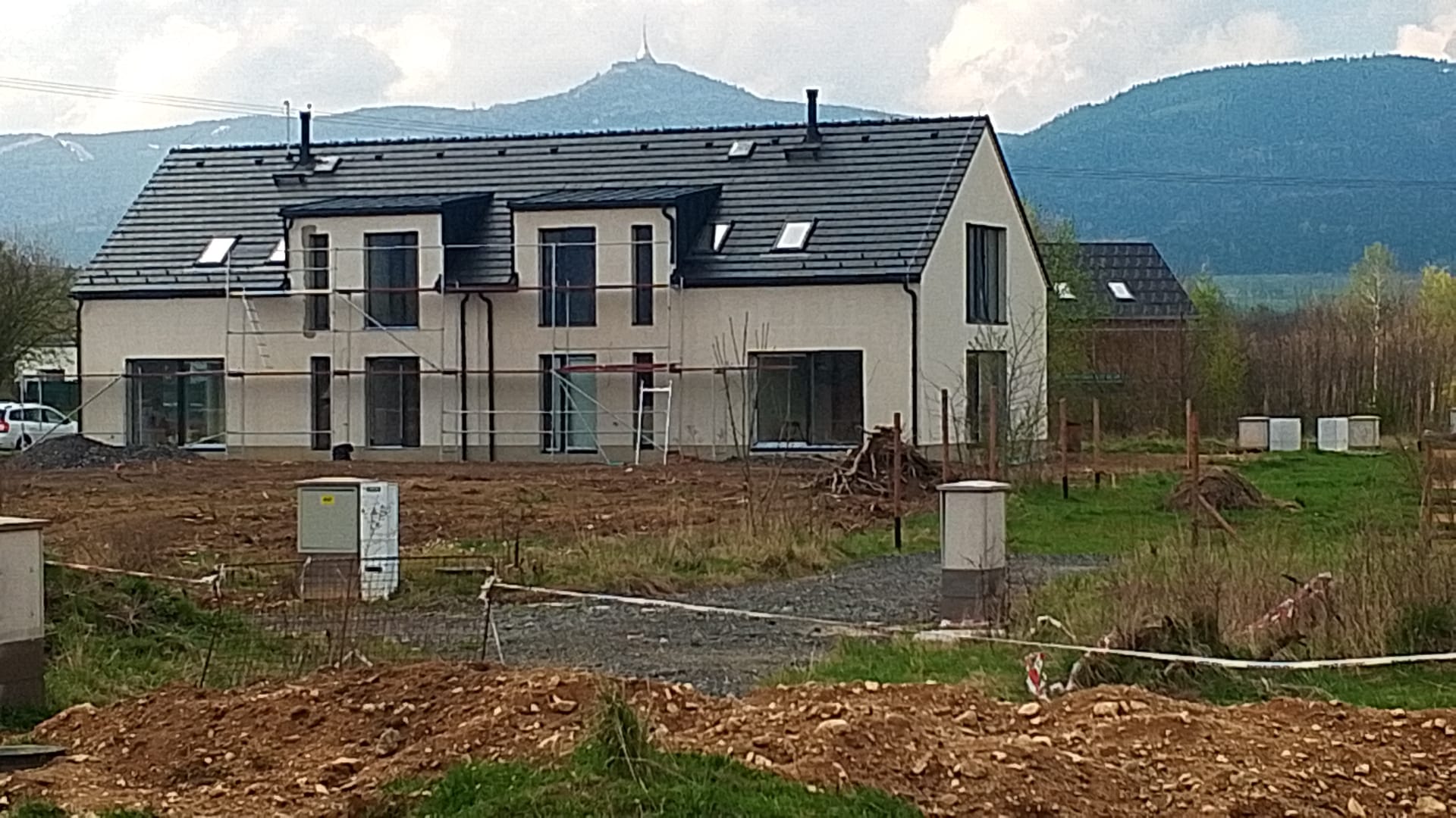 Dvojdům s výhledem na Ještěd