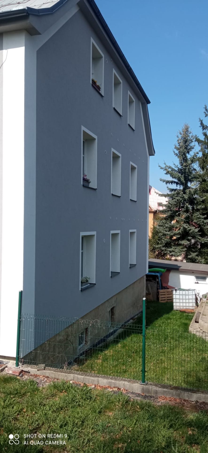 Bytový dům — šedá fasáda