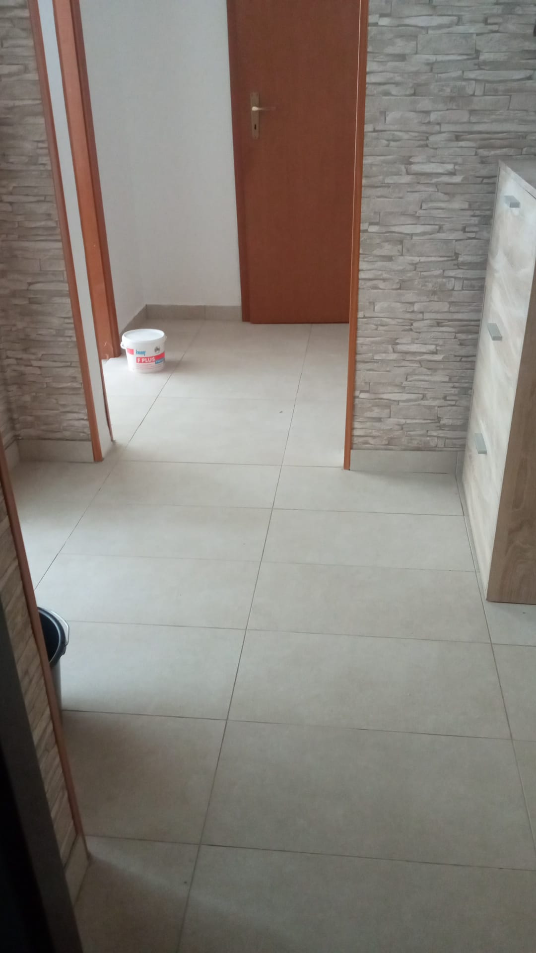 Chodba — velkoformátová dlažba