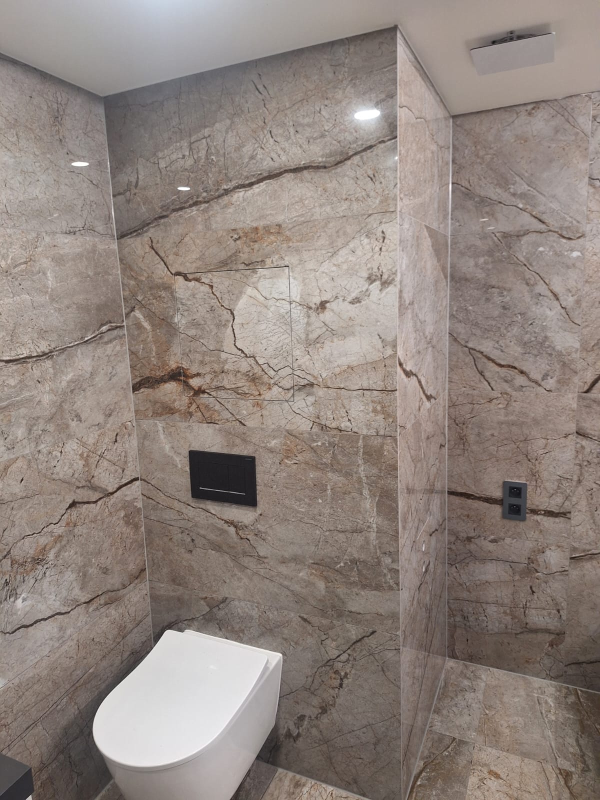 WC v mramorovém obkladu